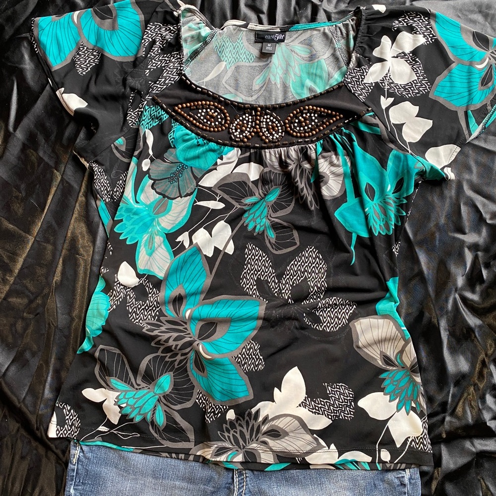 🔥3/$25- Slinky top with beading